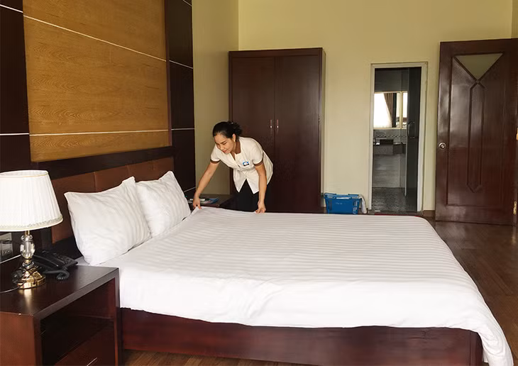 Dịch vụ khách sạn, nhà hàng... của Công ty Cổ phần Du lịch và thương mại-Vinacomin được giảm giá nhằm thu hút du khách.