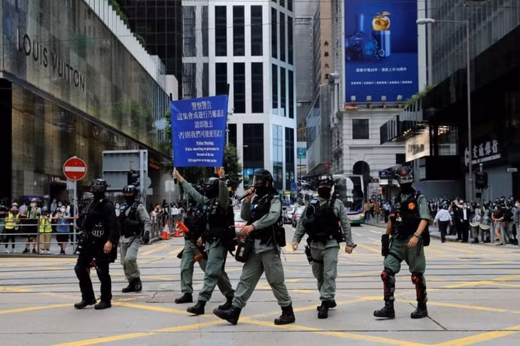 Cảnh sát chống bạo động Hong Kong giương bảng cảnh báo người biểu tình hôm 27/5. Ảnh: Reuters