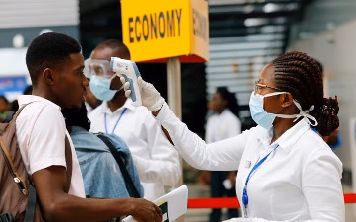 Quét thân nhiệt phòng Covid-19 ở Ghana, châu Phi. Ảnh: Reuters.