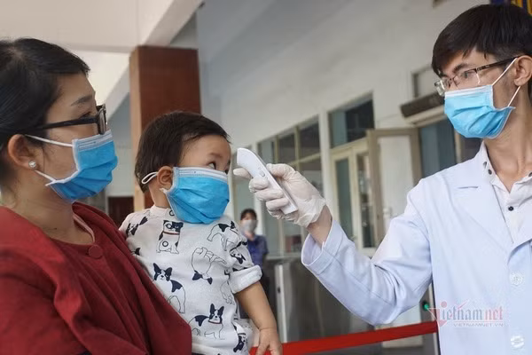 Hành khách ở ga Sài Gòn được kiểm tra thân nhiệt. Ảnh: Tuấn Kiệt