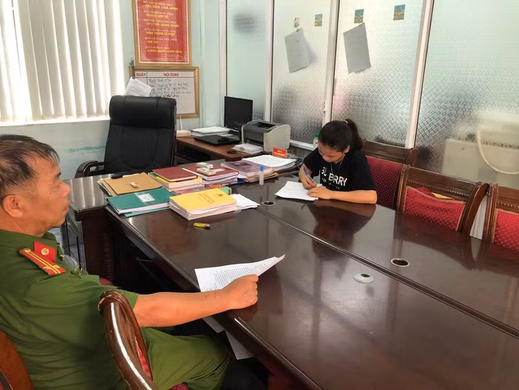 Công an huyện Hải Hà làm việc với chị gái Vũ Văn Vương về sự việc trong clip.