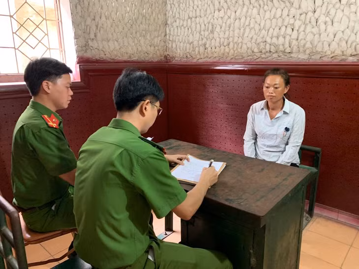 Đối tượng Vì Thị Văn tại cơ quan công an.