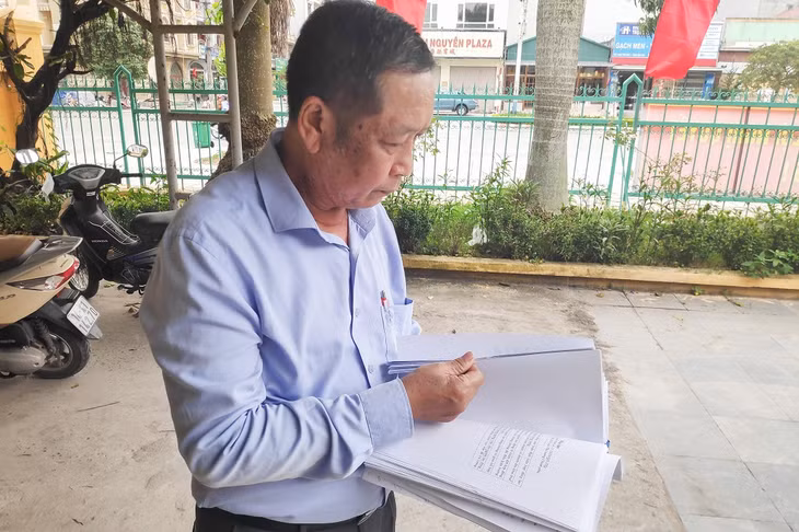 Ông Phạm Hồng Ngự, Bí thư chi Bộ, Trưởng khi phố 2, phường Trần Phú (Móng Cái) nghiên cứu tài liệu hướng dẫn về rà soát trường hợp được nhận hỗ trợ của Chính phủ theo 