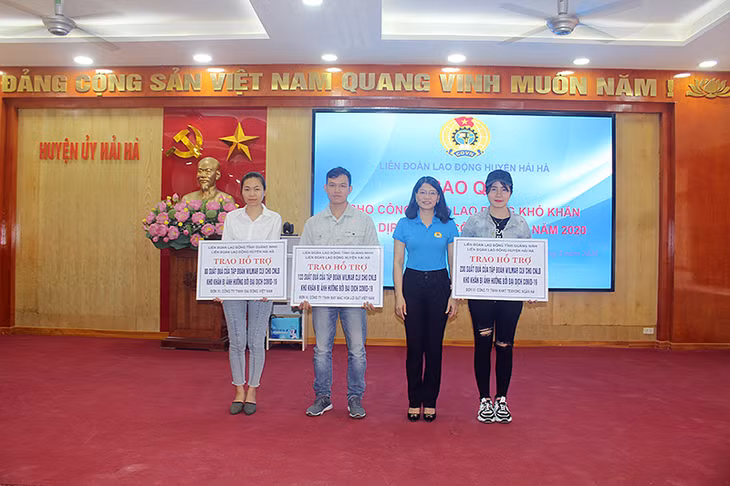 Huyện Hải Hà trao tặng 600 suất quà hỗ trợ của Tập đoàn WILMAR CLV cho các công nhân lao động tại Khu Công nghiệp cảng biển.