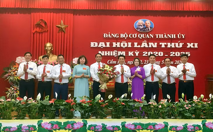 Các đồng chí lãnh đạo TP Cẩm Phả tặng hoa chúc mừng BCH Đảnh bộ cơ quan thành ủy khoá XI