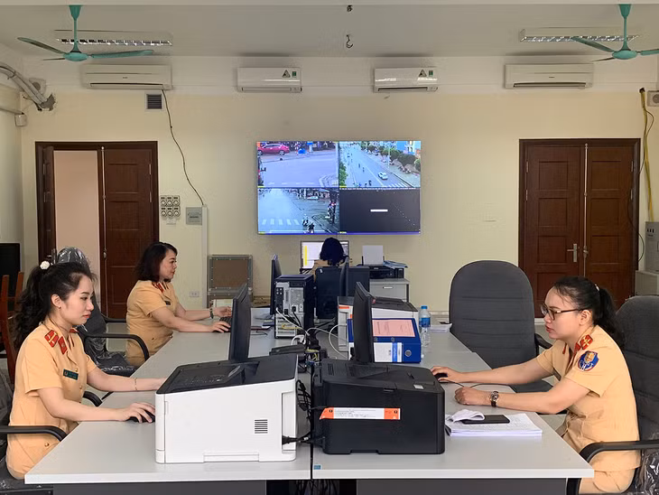 Cán bộ Phòng CSGT đường bộ, đường sắt đang theo dõi phương tiện vi phạm qua hệ thống Camera giao thông.
