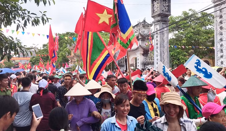 Những người con Quan Lạn không ra khỏi làng vào dịp lễ hội, người con Quan Lạn xa xứ thì trở về quê.