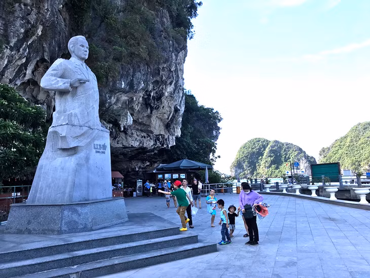 Du khách đến thưởng ngoạn vẻ đẹp tại đảo Ti-Tốp, vịnh Hạ Long. 