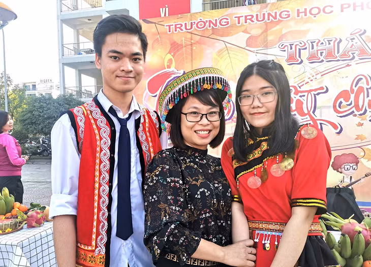 Cô Trương Thị Thu Hường chụp ảnh lưu niệm với học trò.