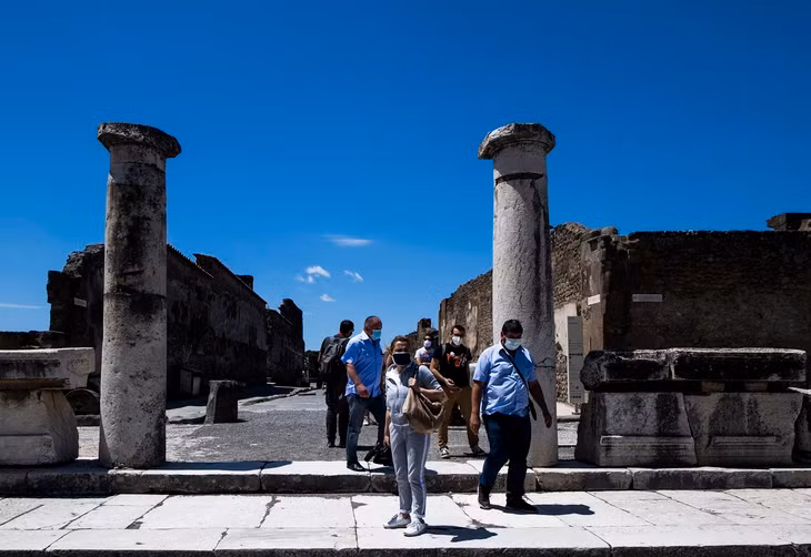 Thành phố cổ nổi tiếng thế giới Pompeii, Italy, chính thức mở cửa đón khách du lịch nội địa từ 26/5. Quốc gia này vẫn chưa đón khách quốc tế cho đến tháng 6. Thành phố Pompeii của La Mã bị phá hủy bởi vụ núi lửa phun trào năm 79 và được bảo tồn trong nhiều thế kỷ. Năm 2019, địa điểm khảo cổ này thu hút hơn 4 triệu du khách tham quan. Ngoại trưởng Italy, Luigi di Maio cho biết, ông đang thảo luận cùng các thành viên Liên minh Châu Âu để thống nhất ngày 15/6 cùng mở cửa lại biên giới và các khu du lịch. Ảnh: AFP.