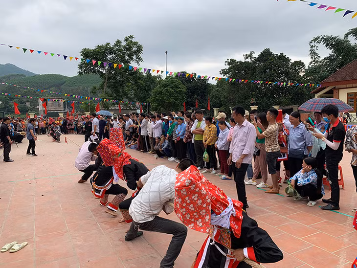 Thi kéo co tại ngày hội.
