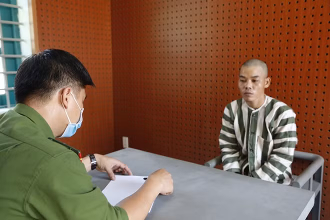 Công an lấy lời khai Thắng.