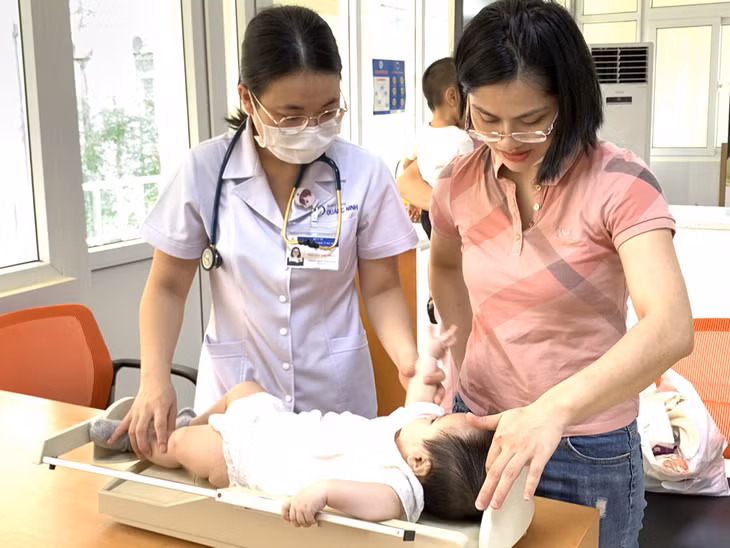 Cân đo cân nặng cho trẻ tại Bệnh viện Sản nhi tỉnh.