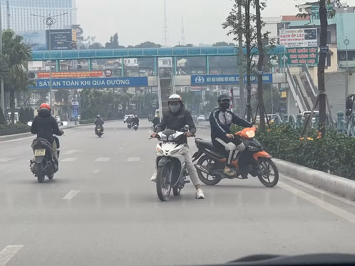 Trước cửa Nhà Luyện tập và Thi đấu TDTT tỉnh (cột 3, phường Hồng Hải, TP Hạ Long) rất nhiều người điều khiển phương tiện đi ngược chiều để sang đường. Ảnh chụp 11 giờ 30 ngày 19/2