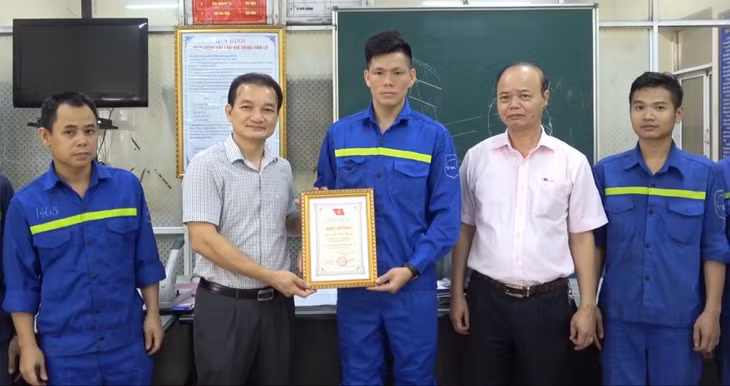 Bí thư Đảng ủy Công ty than Dương Huy - Trần Danh Nghị tuyên dương Người chiến sĩ-Người thợ mỏ Lò Văn Khoan.