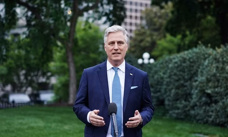 Cố vấn An ninh Quốc gia Mỹ Robert OBrien trả lời phóng viên bên ngoài Nhà Trắng hôm 24/5. Ảnh: Reuters.