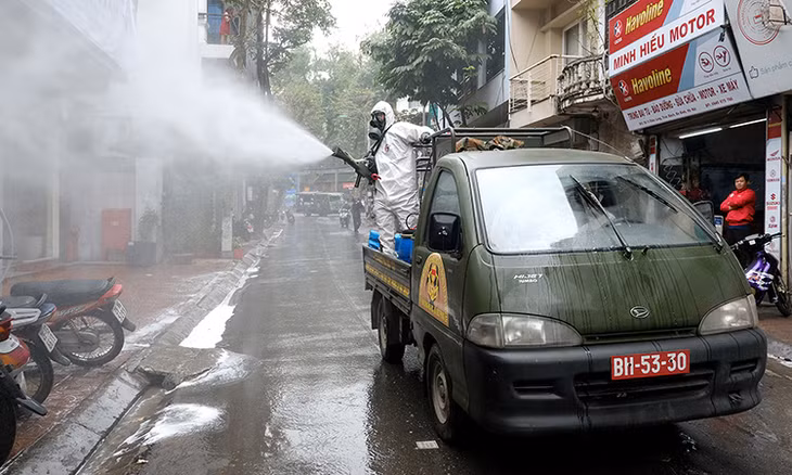 Bộ đội phòng hóa phun hóa chất tẩy trùng số nhà 125 Trúc Bạch và các khu lân cận, Hà Nội, ngày 7/3. Ảnh: Giang Huy.