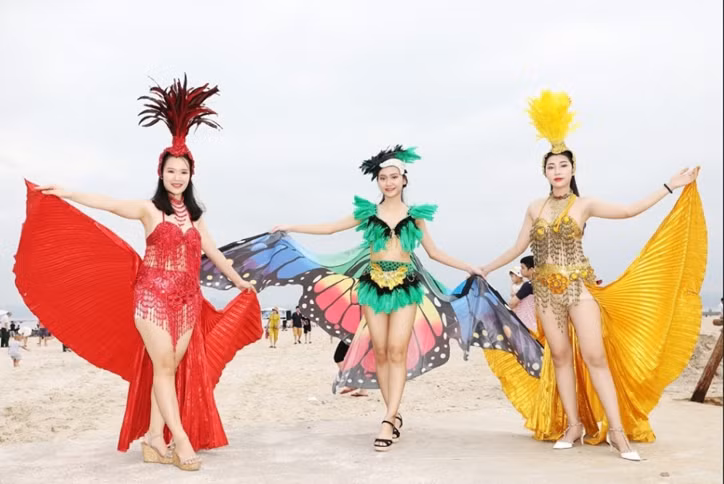 Diễn diễu tại khu vực Bãi Cháy trong Carnaval Hạ Long 2019.
