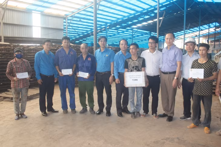 LĐLĐ thị xã Quảng Yên tặng quà CNLĐ khó khăn của Công ty CP Thạch Bàn Yên Hưng bị ảnh hưởng bởi dịch Covid-19...