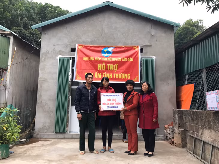 Hội LHPN huyện Vân Đồn bàn giao nhà 