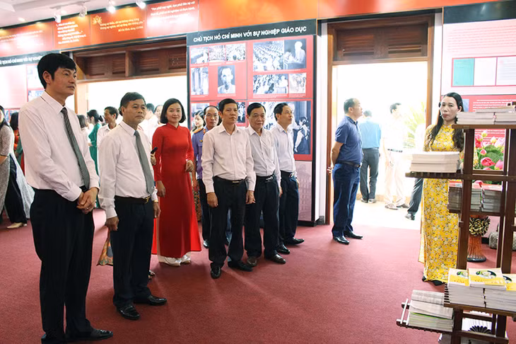 Các đại biểu cùng nhân dân và các em học sinh tham quan Nhà truyền thống và Khu di tích lịch sử lưu niệm Bác Hồ.