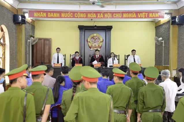Hội đồng xét xử đọc bản tuyên án 12 bị cáo (Ảnh: TTXVN)