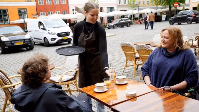Nhà hàng đã mở cửa trở lại ở thủ đô Copenhagen. Ảnh: Reuters