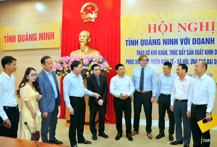 Các đồng chí lãnh đạo tỉnh trao đổi với doanh nghiệp tại hội nghị.