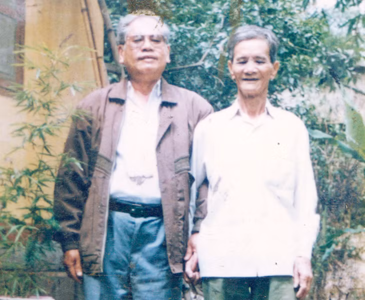 Ông Phạm Hoành (bên trái) những năm cuối đời. Ảnh tư liệu.