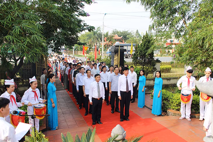Đoàn đại biểu Đảng bộ, chính quyền và các tầng lớp nhân dân TX Đông Triều dâng hương tưởng niệm nhân kỷ niệm 130 năm Ngày sinh Chủ tịch Hồ Chí Minh.