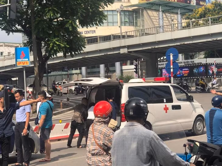Người đi đường gọi cho lực lượng chức năng đến kiểm tra nhưng tài xế được xác định đã tử vong
