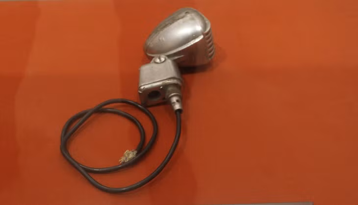 Chiếc micro Người nói chuyện với đồng bào Quảng Ninh tại Trường cấp 3 Hòn Gai năm 1965.