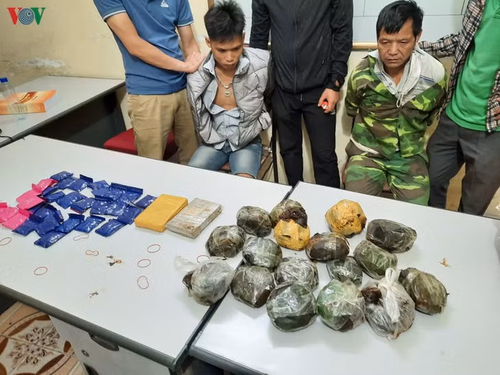Các đối tượng cùng tang vật vụ án.