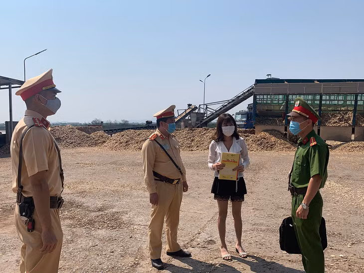 Công an huyện Tiên Yên tuyên truyền nhắc nhở chủ cảng bên tại xã Tiên Lãng công tác đảm bảo ATGT đường thủy. 