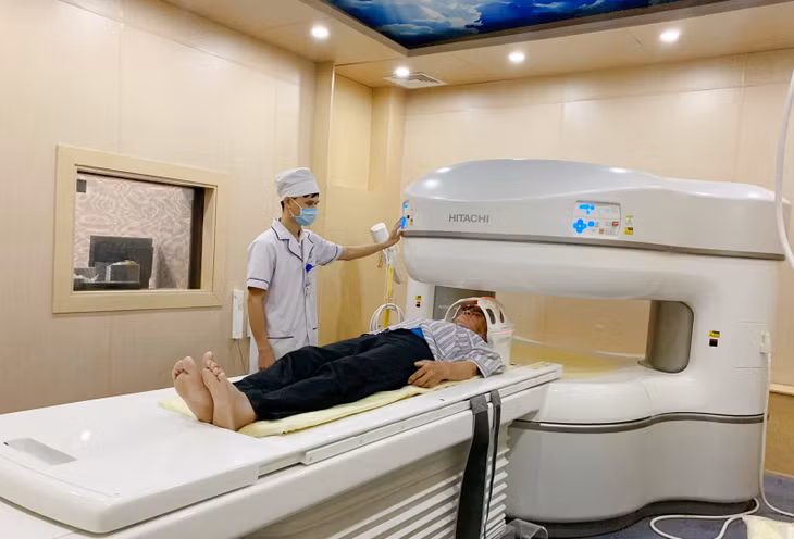 Chụp cộng hưởng từ cho người bệnh tại Bệnh viện Đa khoa Hạ Long.