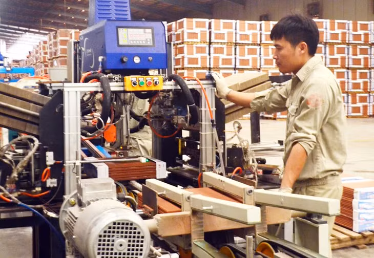 Lao động làm việc tại dây chuyển sản xuất Công ty CP Gốm Đất Việt (TX Đông Triều).