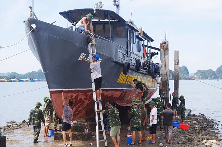 Cán bộ, chiến sĩ Hải đội 2, BĐBP tỉnh sửa chữa phương tiện phục vụ nhiệm vụ.