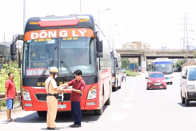 CSGT kiểm tra giấy tờ phương tiện