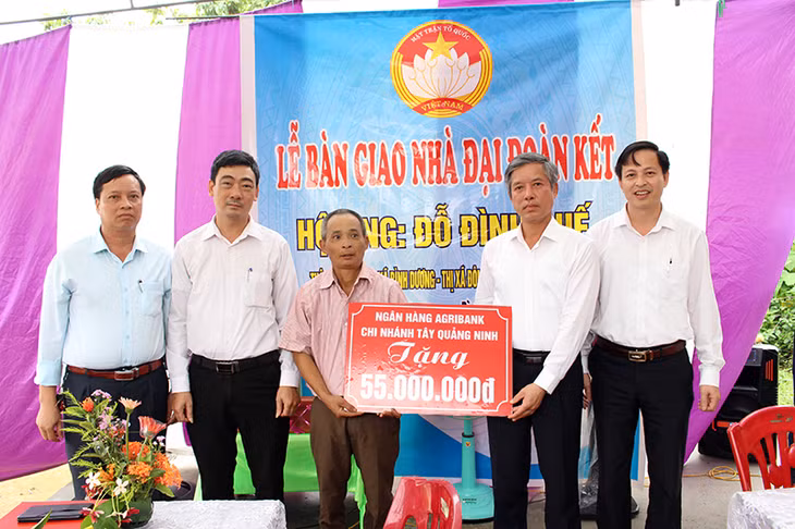 Ngân hàng Agribank chi nhánh Tây Quảng Ninh hỗ trợ kinh phí cho hộ nghèo tại xã Bình Dương (TX Đông Triều) xây nhà Đại đoàn kết, tháng 5/2020. Ảnh: Trần Thuyết (Trung tâm TT-VH Đông Triều)