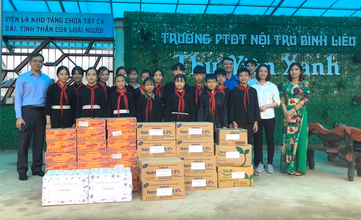 Sở TT&TT tặng quà cho Trường PTDT nội trú Bình Liêu