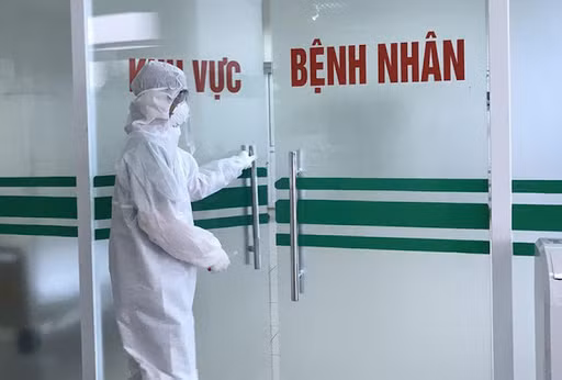 Hiện tại BN319 đang được cách ly, điều trị tại Bệnh viện Bệnh Nhiệt đới Trung ương cơ sở 2. Ảnh: SKĐS