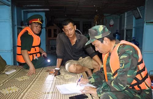 Tổ công tác liên ngành của TP Móng Cái phát hiện, bắt quả tang 06 đối tượng đang dùng tàu hút cát trái phép