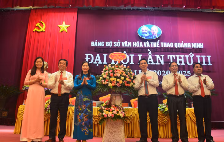 Đồng chí Nguyễn Mạnh Cường, Bí thư Đảng ủy khối các cơ quan tỉnh tặng hoa chúc mừng Đại hội.