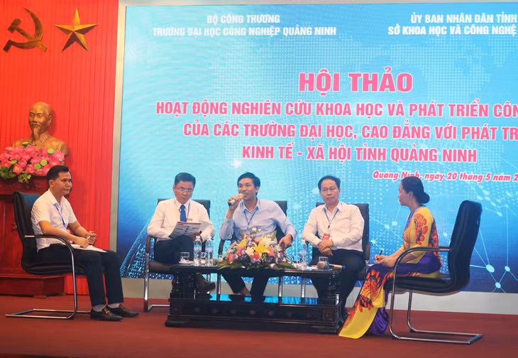 Các đại biểu trao đổi