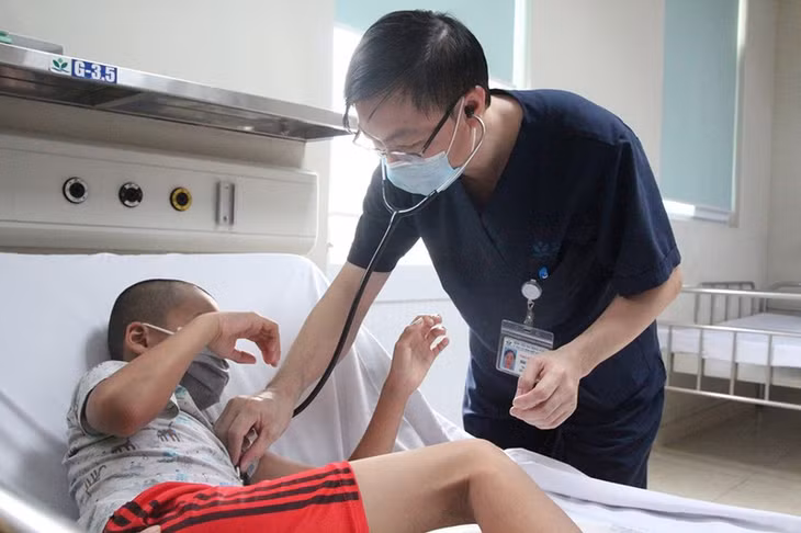 Bé K. bị viêm não Nhật Bản đang được điều trị tại Trung tâm Y học Lâm sàng Các bệnh nhiệt đới trẻ em, BV Nhi Trung ương. (Ảnh: HQ)