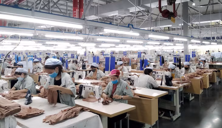 Sản xuất quần áo tại Công ty TNHH May mặc Hoa Lợi Đạt Việt Nam, KCN Cảng biển Hải Hà.