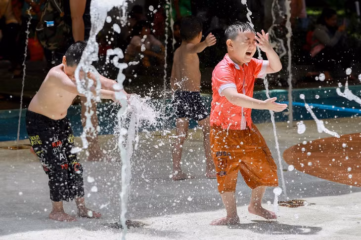 Khu công viên nước miễn phí cho thiếu nhi nhộn nhịp, hàng trăm trẻ thích thú nghịch nước giữa trưa nắng. Thảo Cầm Viên Sài Gòn được xây dựng năm 1864 với tên gọi đầu tiên là Vườn Bách Thảo. Là nơi bảo tồn động thực vật có tuổi thọ đứng hàng thứ 8 trên thế giới, Thảo Cầm Viên cũng là một trong những công viên lớn nhất nước với hơn 1.000 cá thể động vật thuộc 125 loài, hơn 2.000 cây gỗ thuộc 260 loài, hàng chục loại lan nội địa, xương rồng, bonsai và thảm cỏ xanh trên diện tích hơn 17ha.