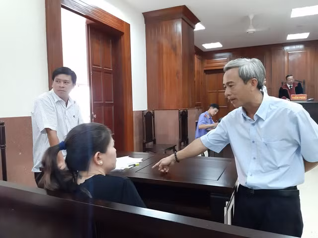 Bị đơn và nguyên đơn (bên phải) tại tòa.