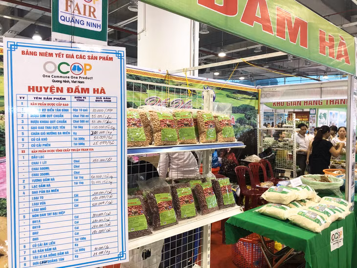 Bản niêm yết giá được các chủ cửa hàng kinh doanh thực hiện đầy đủ.