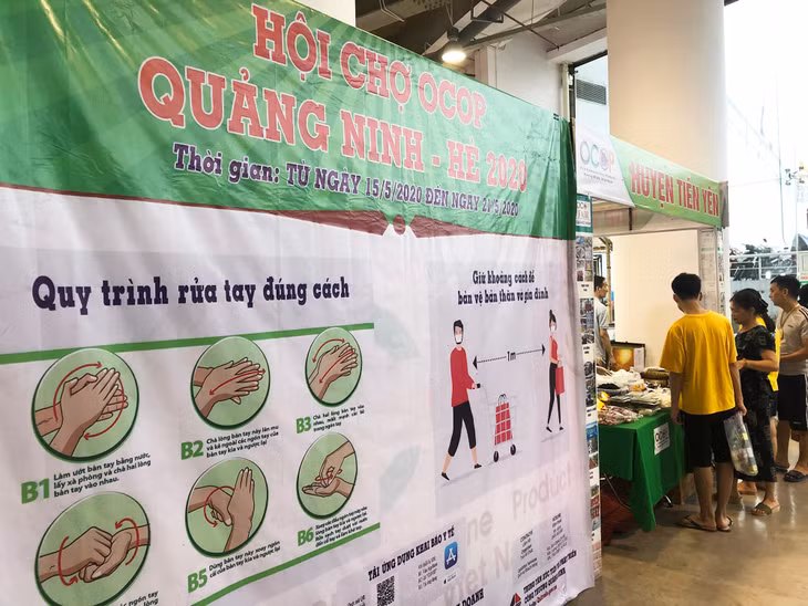 Khác với những hội chợ trước, hội chợ năm nay Ban tổ chức cũng đã lắp đặt thêm các biển báo, pano về thực hiện nghiêm các biện pháp phong dịch COvid-19.